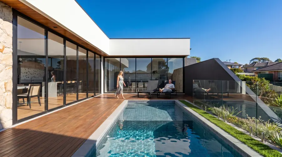 Projeto real dirigido com IA — área externa e piscina