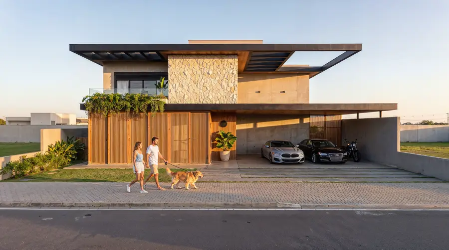 Projeto real dirigido com IA — fachada ao entardecer